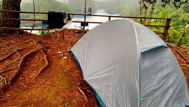 Tente sur les rives du lac San Nicolas