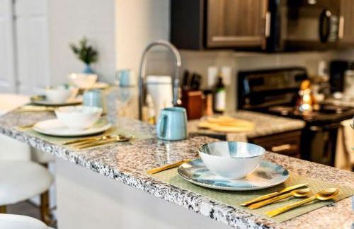 Upscale City Apartment with Pool , Fitness Center - Foto 9