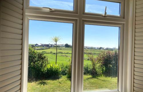 Lovely spacious flat with sea views, sunsets, garden and woodburner - Photo 18