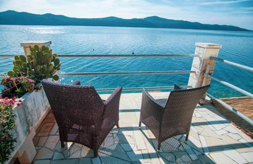 3 Bedroom Beach House with private sea access - Photo 22