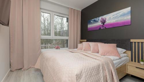 Dark Blue and Grey Apartment with Pastel Bedroom in Warsaw by Noclegi Renters - Foto 5