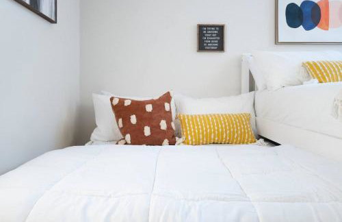 Walk to Restaurants from a Designer Cap Hill Home - Foto 19