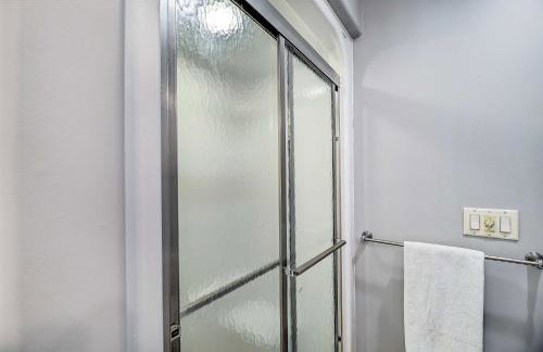 Cozy Whitehall Hideaway with Hot Tub and Chiminea! - Foto 18