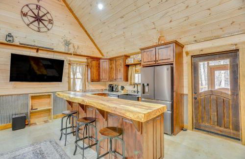 Peaceful Hikers Hideaway with Deck on 1 Acre! - Foto 7