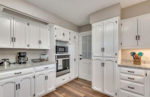 Farmhouse With Amazing Pool at Wester Hills Temple - Photo 13