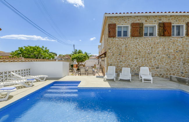 4 bedroom House in Castelló d'Empúries with private pool and garden - Photo 37
