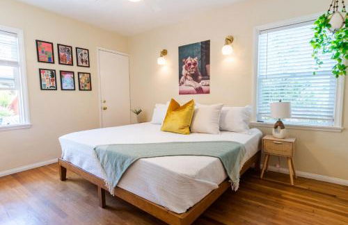 Ultimate Escape! Huge Yard Parking Walk to Beach - Foto 3