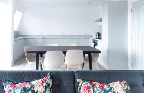 Newly Refurbished 2 bed with Fantastic View - Foto 3