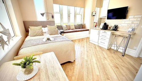 Beachfront Studio Direct Sea Views Air Conditioning Compact Coastal Crib - Foto 3