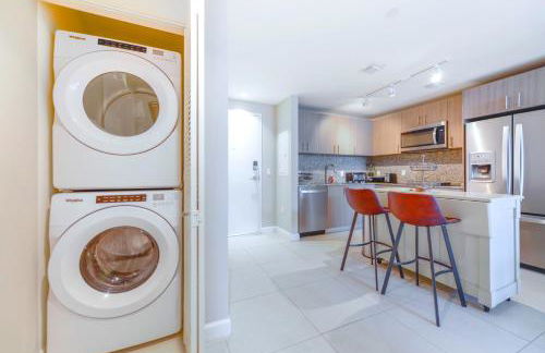 Modern Hotel with Pool & Gym in Prime Doral Location - Foto 14