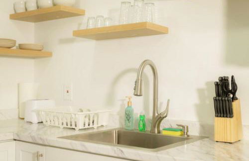 The Minimalist Escape - Modern 1BD in the Heights - Foto 18