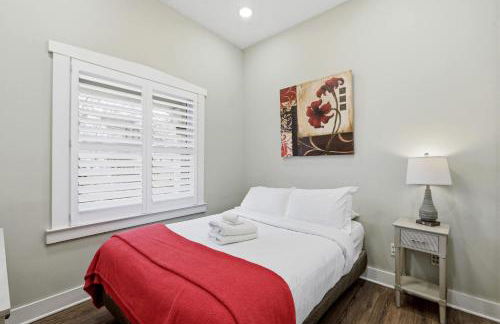 Charming Home in the Highlands W Private Backyard - Foto 32