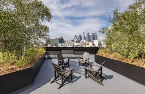 Stylish 2BD Haven with Scenic DTLA Views and Parking - Foto 2
