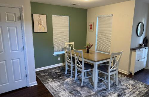 Entire home in RTP near Duke with fenced backyard - Foto 9