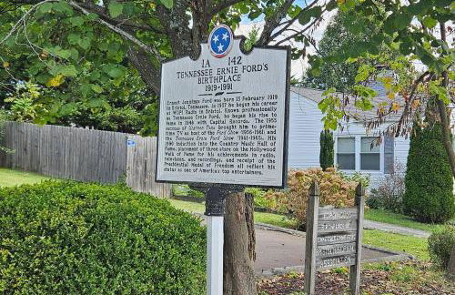 Soak n Stroll 2 State St Casino Firepit Dogs OK - Foto 50