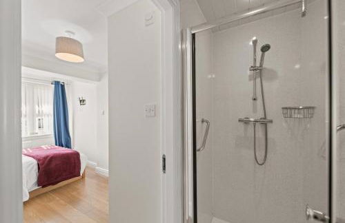 Polmont Haven: Spacious 4- Bedroom Retreat - Foto 25