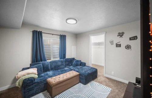 Charming Family Stay w Arcade Theatre Ski Haven Walking trails and river walk in backyard - Foto 21