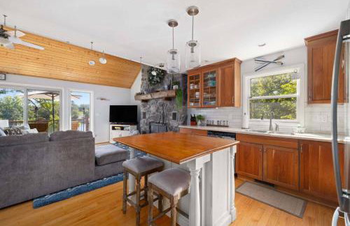 Relaxing Lakefront Retreat w/ Hot Tub & Dock - Foto 9