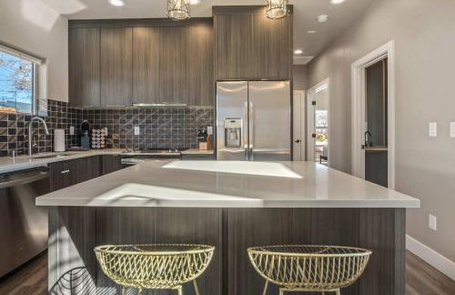 Timber & Tin G 2Bed 2Bath w Pool & Rooftop Deck - Foto 20