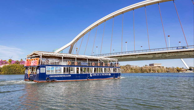 El barco bajo uno de los puentes más vanguardistas de Sevilla