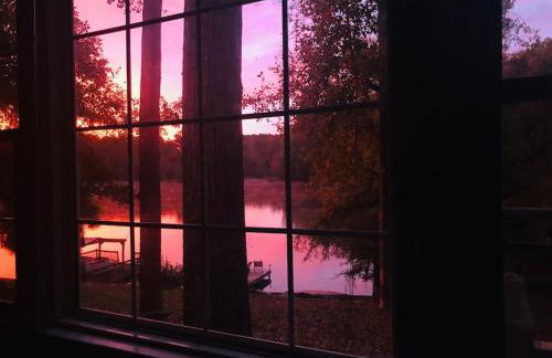 Charming Romantic Lakefront Cottage or Guest Room Depending on Availability Near Golf - Foto 31