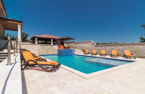 Superb villa Maxima with private pool, sauna, jacuzzi, playground for up to 18 persons, extra pool heating available - Foto 12
