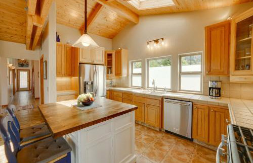 Inviting Manchester Home with Hot Tub Near Beach! - Foto 6