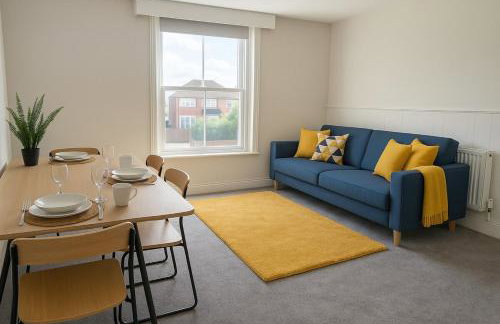 Bright 2-Bed Top Floor Flat, Full Kitchen, Parking - Foto 6