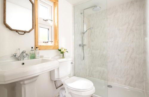 Hazel Tree Hut - Cosy Woodland Cabin with Private Hot Tub - Photo 12