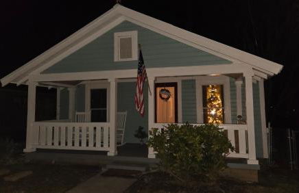 Charming Downtown Bungalow I Explore-Shop-Eat - Foto 12