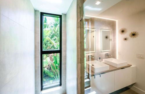 Bayview Villa by Rove Travel - Waterfront with Patio - Foto 22