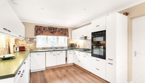 2-Bed Home with Free Parking - 2 min Walk to Bus - Foto 2, stove