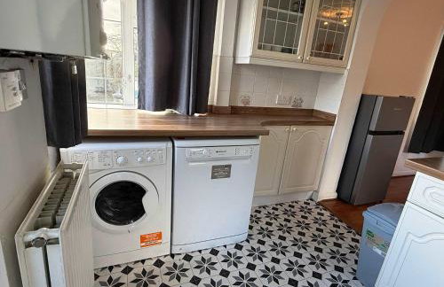 Large 4 Bed with Parking - Foto 9