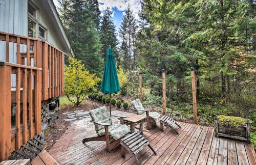 Enchanting Escape with Hot Tub, Decks and Views! - Foto 25