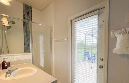 Serene 4-Bedroom Lakeview Retreat with South-Facing Pool & Sun-Drenched Outdoor Living - Foto 27