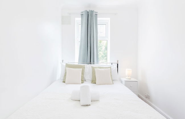 Charming 3-bed Apartment in Romford - Photo 1