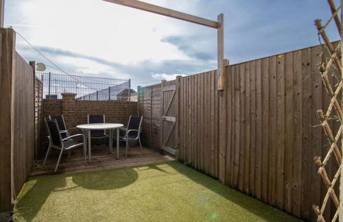 The Little Blue House by Sheppey Stays -Cosy 2BR Blue House - Near Docks with Parking - Foto 50