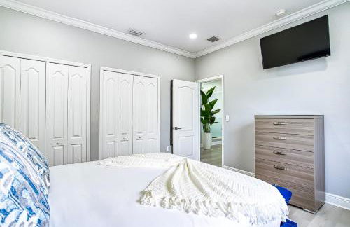 Luxury Tropical Living , 4BR w Backyard Pool Oasis - Foto 27