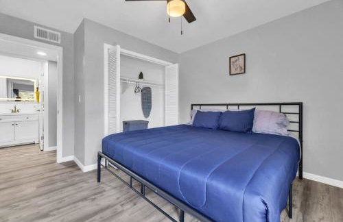 Bright 2BR Condo Near Restaurants and Entertainment - Foto 18