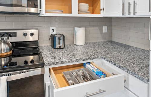 Chic 1BR Apt| King Bed| Pool| Gym| Close 2 Beach. - Foto 11