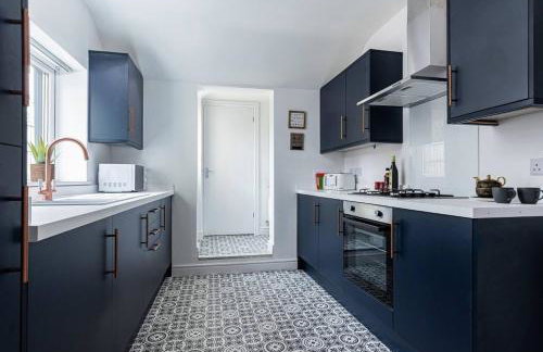 Sedgley-Wolverhampton-Contractors -4 beds-Parking - Foto 5