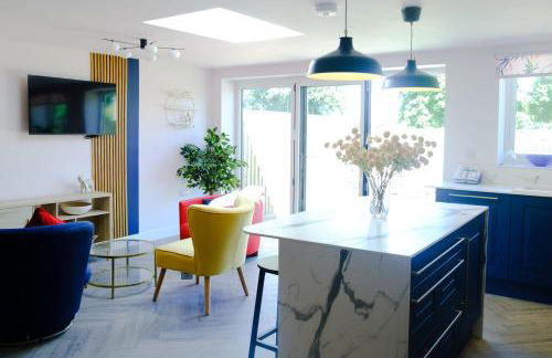 The Wave Cottage - 3 Bedroom with off road Parking for 3 Cars or Vans & EV point - Photo 5