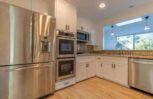 Modern 3 King Beds, Beautiful Large Backyard, WFH, Long Stays, Waterfall, WI-FI, FWY, 25 mins to Beach - Photo 6