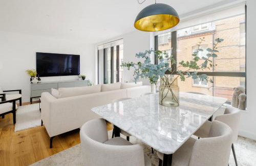 Luxury Central Mayfair Townhouse with A/C 3BR 3BA - Photo 2