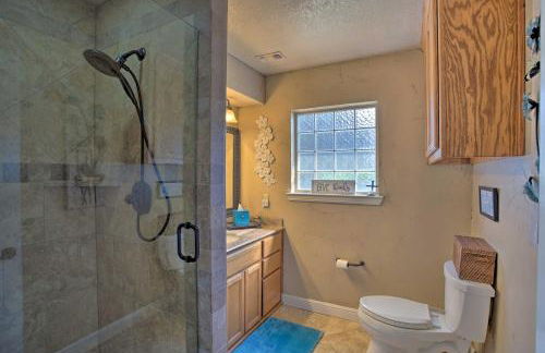 Lake Granbury Getaway! Family Home with Deck and Games - Foto 20