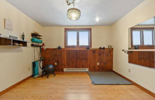 Spacious Accessible Waterfront Retreat with Hot Tub - Foto 49