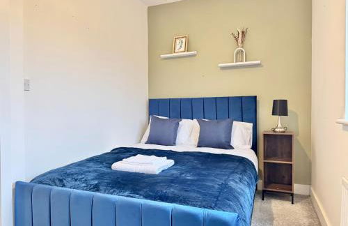 Stylish 2 Bedroom Home Near Lake with Free Parking & Garden - Photo 24