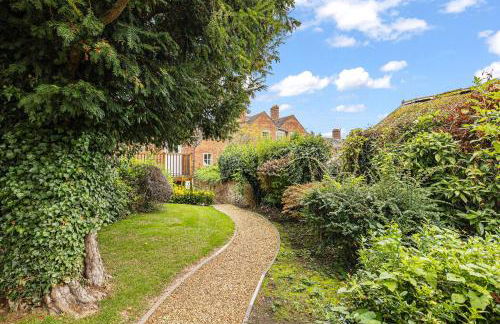 Flower Cottage by Ludlow Castle with Onsite Parking - Photo 52