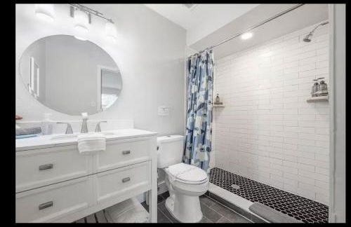 Central Perk Retreat | Heated Pool + Zoo 1 Block! - Foto 33