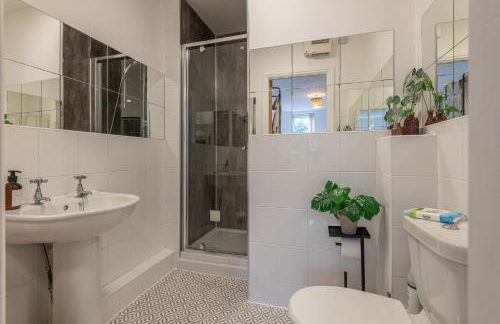 3-Bed Serviced Apt near M62, Leeds - Ideal for Up to 6 Guests - Long Stay Options - Free Parking and Wifi - Foto 18